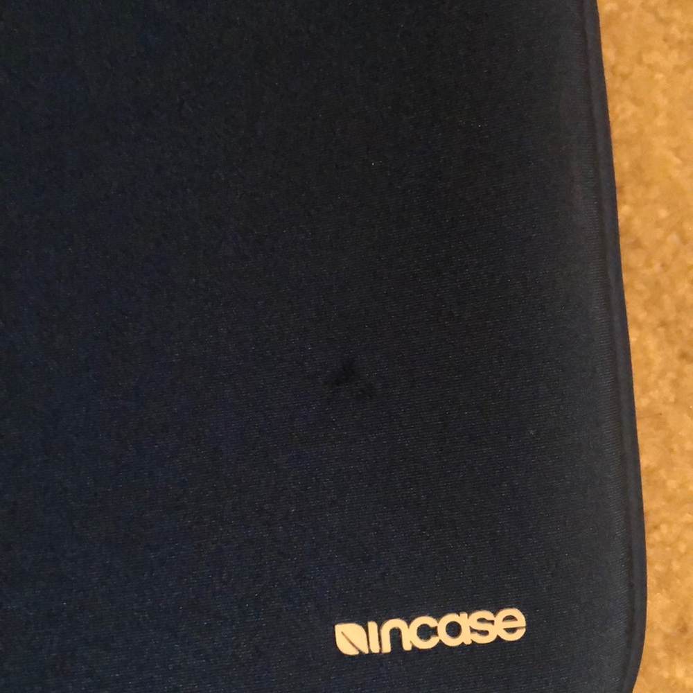Zippered laptop case by Incase - Picture 3 of 7